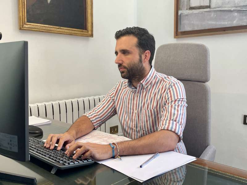 El alcalde, Darío Moreno, en su despacho. / EPDA