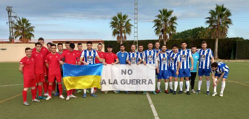 Motivo en el que los jugadores de ambos clubes mostraron su bandera y la pancarta antes del partido. / EPDA