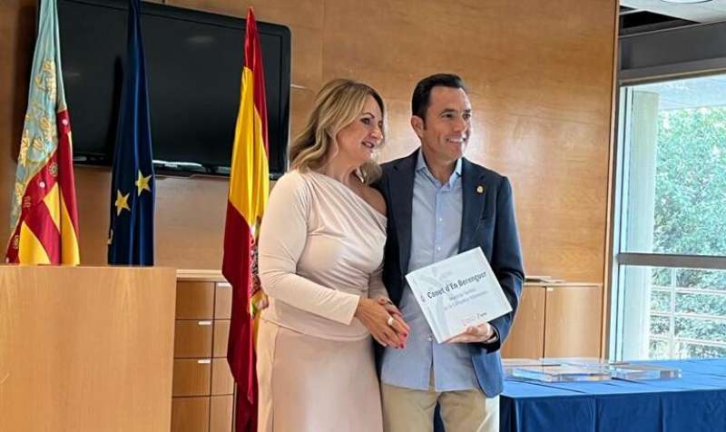 La consellera de Turismo, Nuria Montes, entrega el reconocimiento al alcalde de Canet, Pere Antoni Chordá. / EPDA
