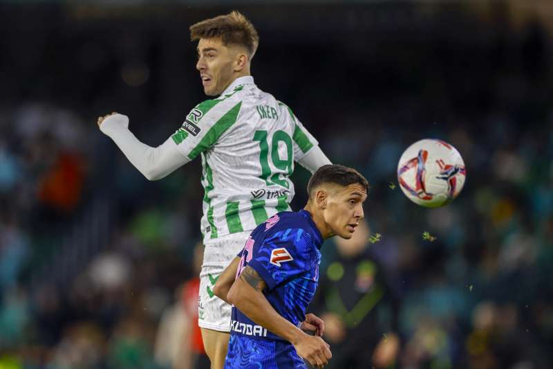 Iker Losada disputa un baln con el defensa argentino del Atltico de Madrid Nahuel Molina  Foto: EFE
