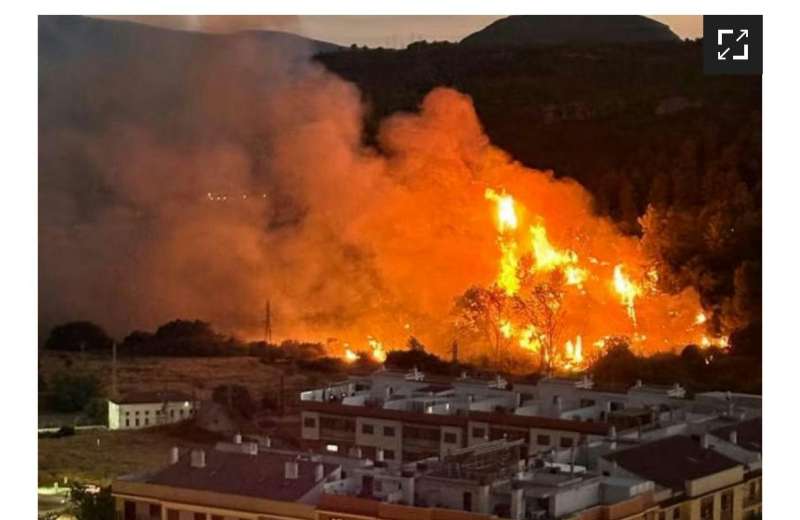 El incendio muy cerca de viviendas de Buol. EPDA