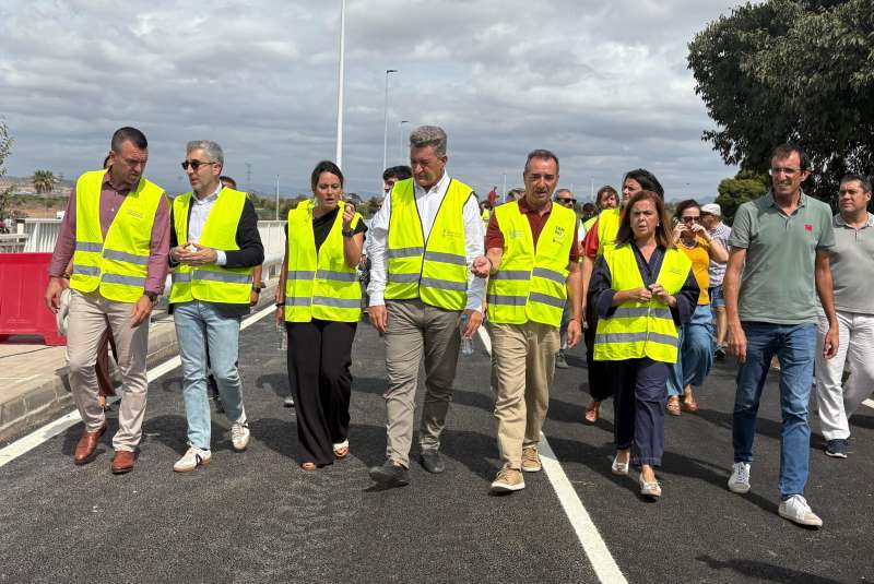 Autoridades en la inauguración del puente de la CV-336 en Riba-roja de Túria. /JUDITH CELMA Autoridades en la inauguración del puente de la CV-336 en Riba-roja de Túria. /JUDITH CELMA