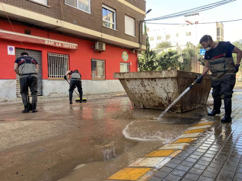 Unos voluntarios limpian una calle en Massanassa. EPDA