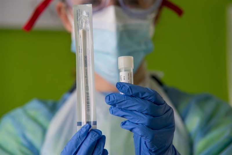 Un sanitario muestra una prueba PCR. / EFE