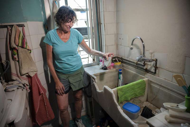 Mara Jess, una vecina del barrio del casco histrico de la ciudad de Valencia, denuncia acoso por parte del fondo propietario del edificio donde es la nica inquilina. EFEBiel Alio
