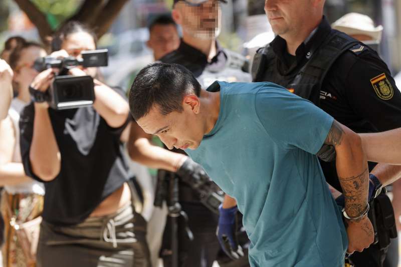 El hombre detenido por presuntamente asesinar a su pareja, Alejandra Villegas, de 41 aos, y al hijo de ambos, Samuel, que iba a cumplir 3 aos en julio, en la localidad valenciana de Algemes, es puesto a disposicin judicial este jueves. EFEManuel Bruque