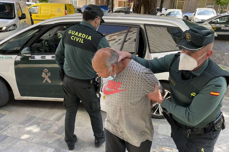Agentes de la Guardia Civil llevan a disposiciÃ³n judicial al hombre detenido en Sueca. EFE/Raquel Segura