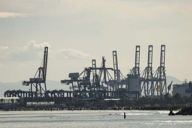 Las playa de Las Arenas y La Malvarrosa de Valencia con las gras del Puerto de Valencia al fondo  Foto: EFE
