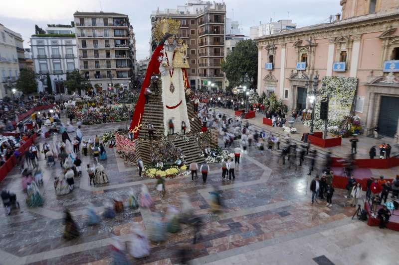 Vista general del catafalco de la virgen durante la �ltima jornada de Ofrenda floral a la Virgen de los Desamparados. EFEManuel Bruque
