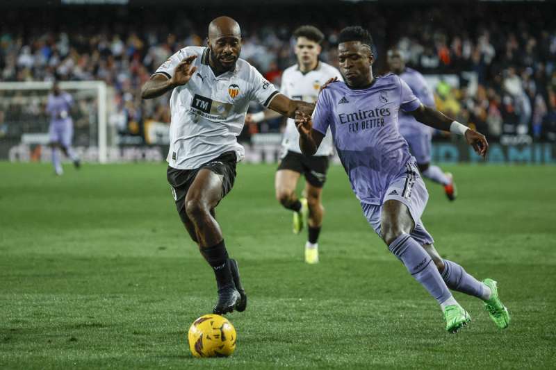 El delantero brasileo del Real Madrid Vinicius jr (d) y el defensa francs del Valencia Dimitri Foulquier (i) durante el encuentro correspondiente a la jornada 27 de Primera Divisin que Valencia y Real Madrid disputaron la pasada campaa en el estadio de Mestalla, en Valencia. EFE  Archivo
