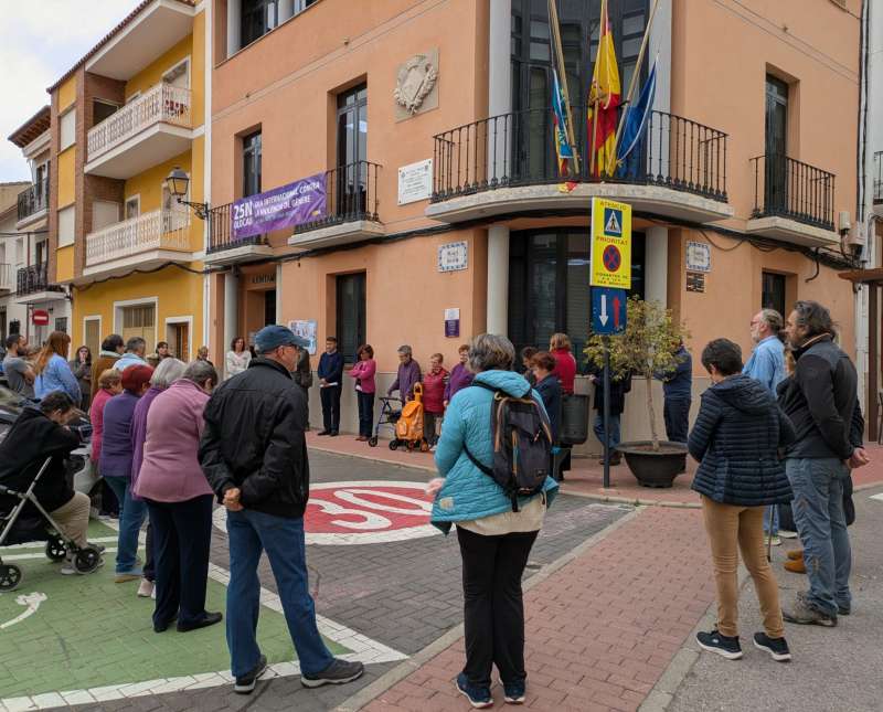 Lectura del manifest del 25N davant la porta d elajuntament dOlocau. EPDA