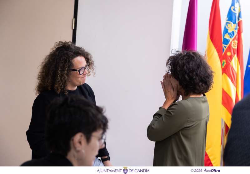 La regidora de Mem�ria Democr�tica de Gandia, Alicia Izquierdo (e) i la presidenta de lAssociaci� de Familiars de V�ctimes del Franquisme de Gandia (d), N�ria Mart�, durant la compareixen�a als mitjans.  �lex Oltra