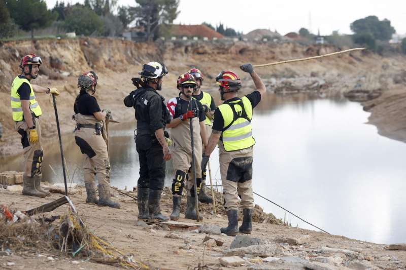 Miembros de la UME trabajan en la bsqueda de los dos nios que permanecen desaparecidos a causa de la DANA en Torrent, Valencia. EFE EFEMiguel ngel Polo
