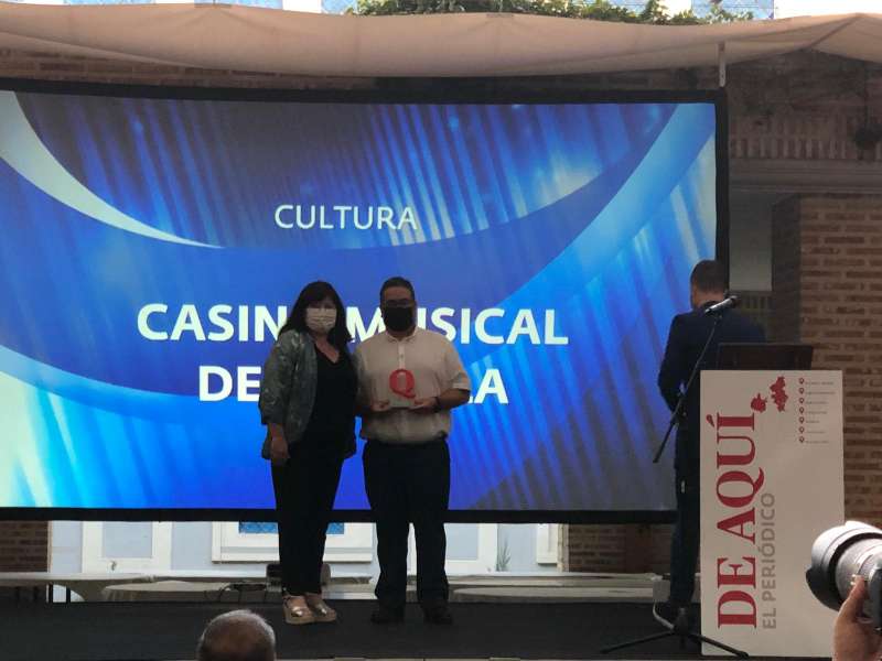 El presidente del Casino Musical, Antonio Moreno, recibiendo el galardón de manos de la alcaldesa de Godella, Teresa Bueso./ EPDA