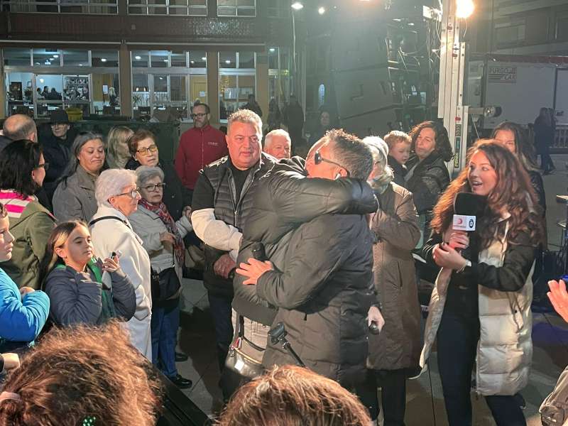 El alcalde, Jos F. Cabanes, se funde en un abrazo con Zubiri. EPDA