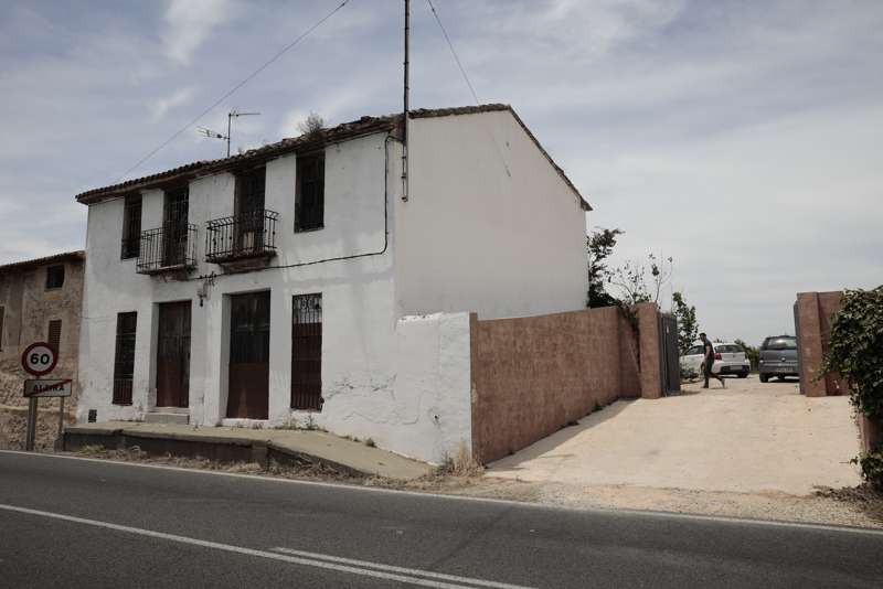 Vivienda en la que fue hallada la mujer con signos de violencia, en el tÃ©rmino municipal de Alzira /EFE