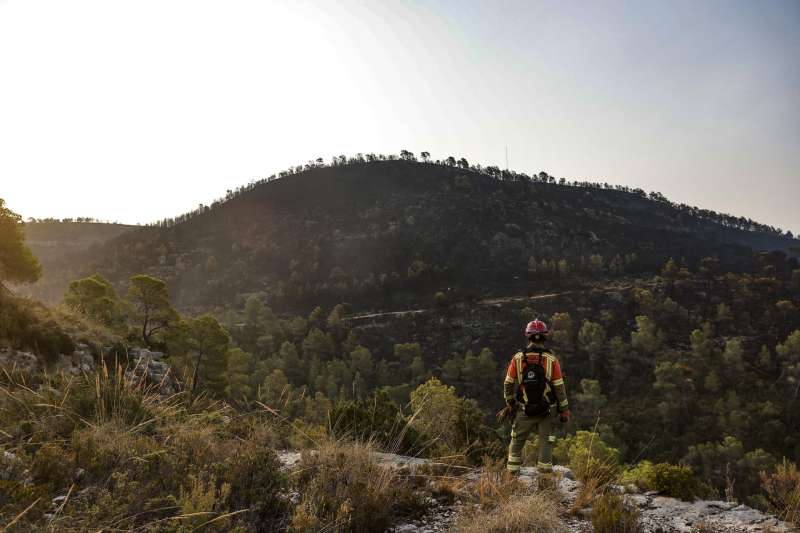 Un bombero en el incendio de Teresa de Cofrentes. EFEManuel Bruque