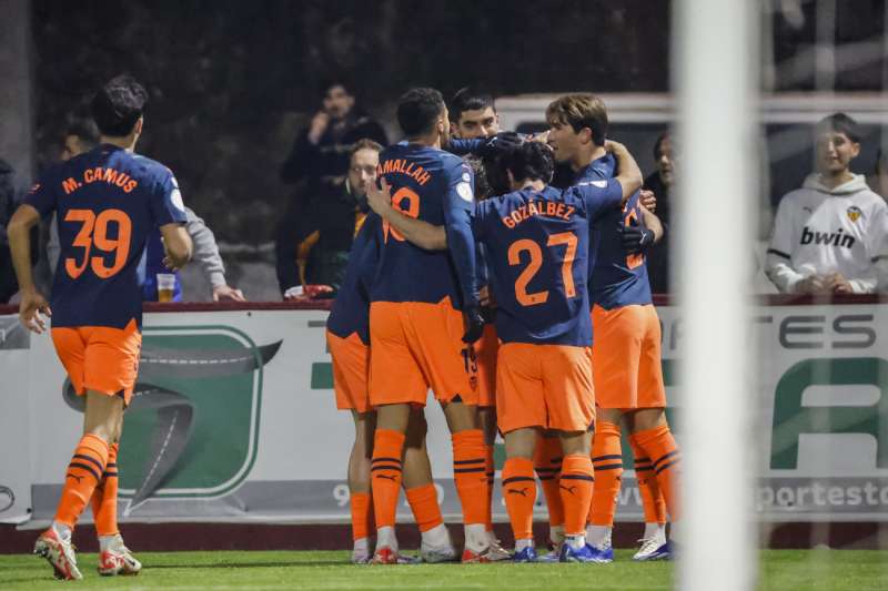 Los jugadores del Valencia celebran el primer gol del equipo valencianista durante el partido de la segunda ronda de Copa del Rey