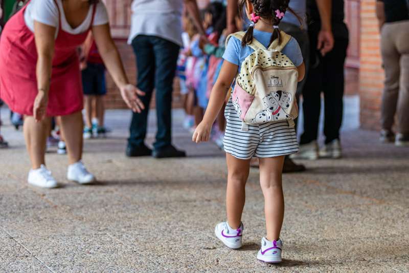 Nios a su llegada al colegio en el inicio de un curso escolar anterior. EFEngeles Visdmine