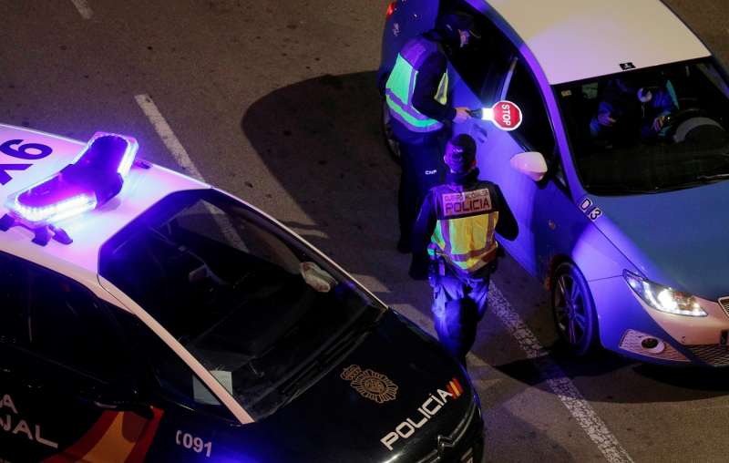 Una patrulla de la Polica Nacional realiza un control nocturno en Valencia, en una imagen de archivo. EFEKai Frsterling
