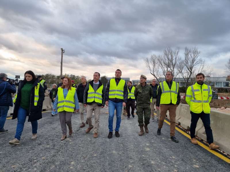 Autoridades en el momento de la apertura del puente de iba-roja. EPDA