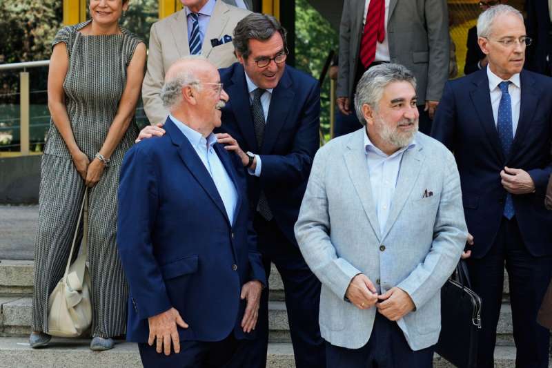 El presidente del Consejo Superior de Deportes, Jos Manuel Rodrguez Uribes (d), el ex seleccionador espaol Vicente del Bosque (i) y el presidente de la principal organizacin patronal espaola, CEOE, Antonio Garamendi (c), posan este martes en la primera reunin de la Comisin Interministerial para la preparacin y organizacin del Mundial de ftbol de 2030. EFE Borja Sanchez-Trillo
