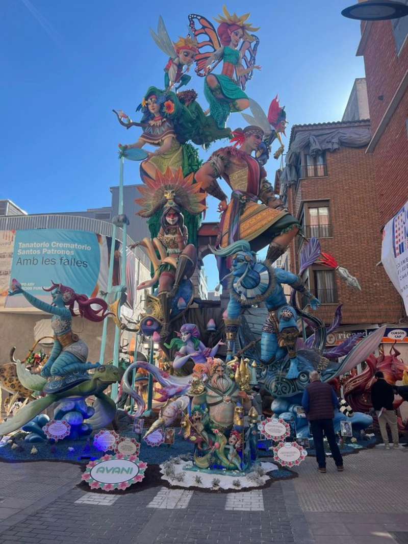 La falla Cam� Nou de Alzira, antes de caer, en una imagen difundida por el Ayuntamiento del municipio.
