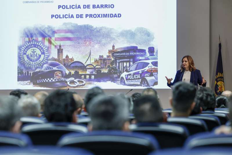 La alcaldesa de Valencia, Mar�a Jos� Catal�, durante la presentaci�n del curso de formaci�n de la Polic�a de Barrio. EFEManuel Bruque
