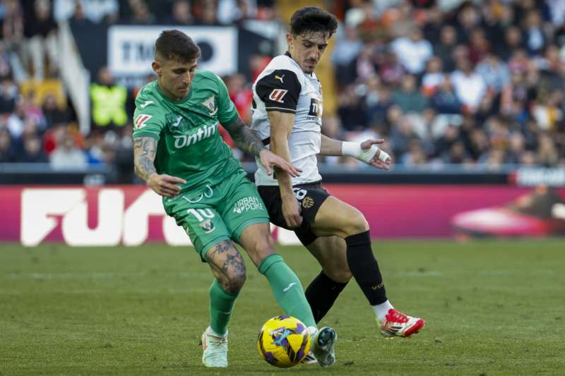 El delantero del Valencia Diego Lpez (d) con el baln ante el delantero del Legans Raba durante el partido de la pasada LaLiga en el estadio de Mestalla. EFEArchivo
