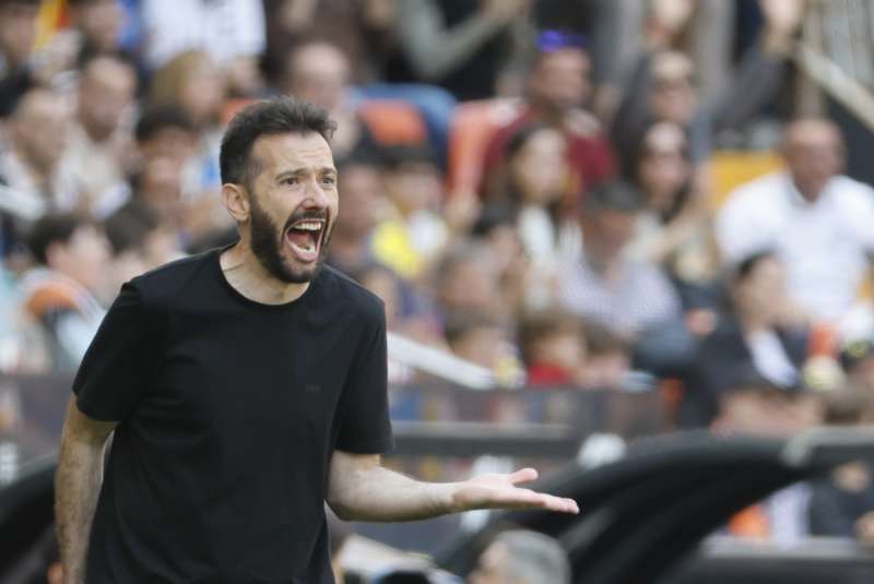 Corbern vivir su primera pretemporada como entrenador del Valencia EFEAna EscobarARCHIVO