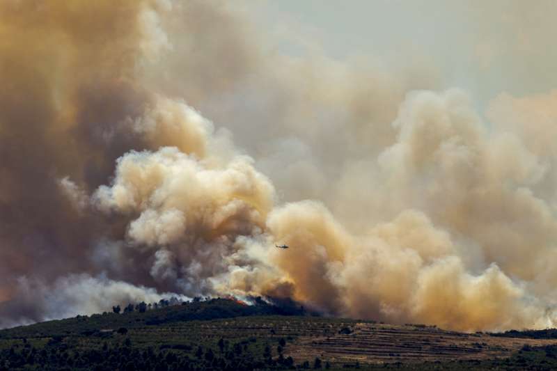 Vista del incendio iniciado en Bejís. EFE/ Biel Aliño
