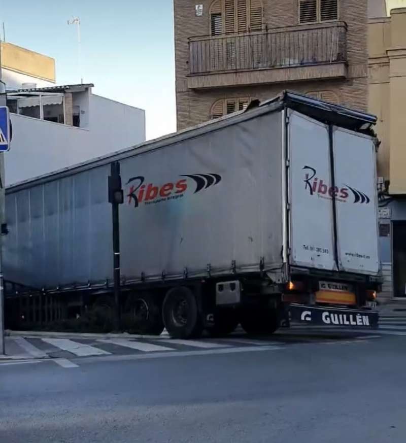 El camión atrapado al girar la calle del Castell. EPDA