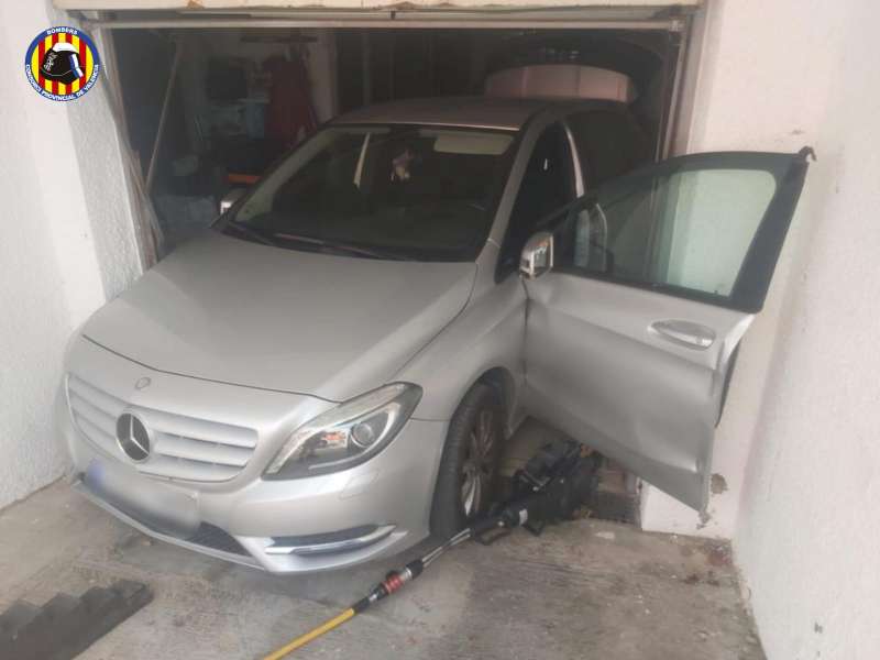 El vehicle ha xocat contra la paret de la porta del garatge. /CPBV