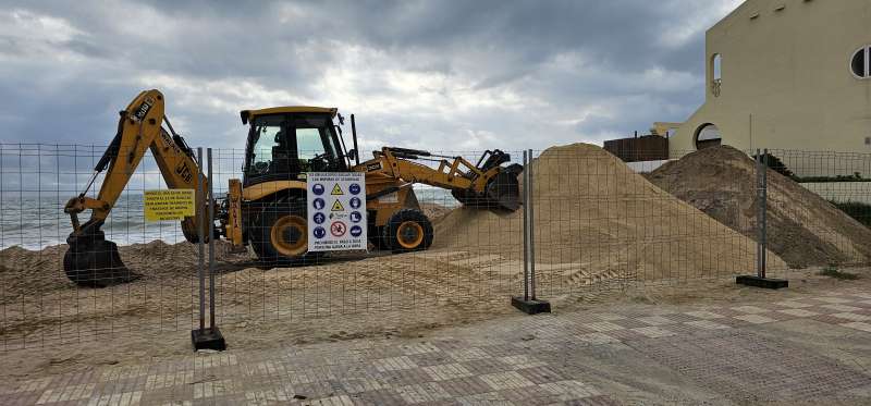 Treballs de reposici d?arena en la platja de la Goleta  EPDA