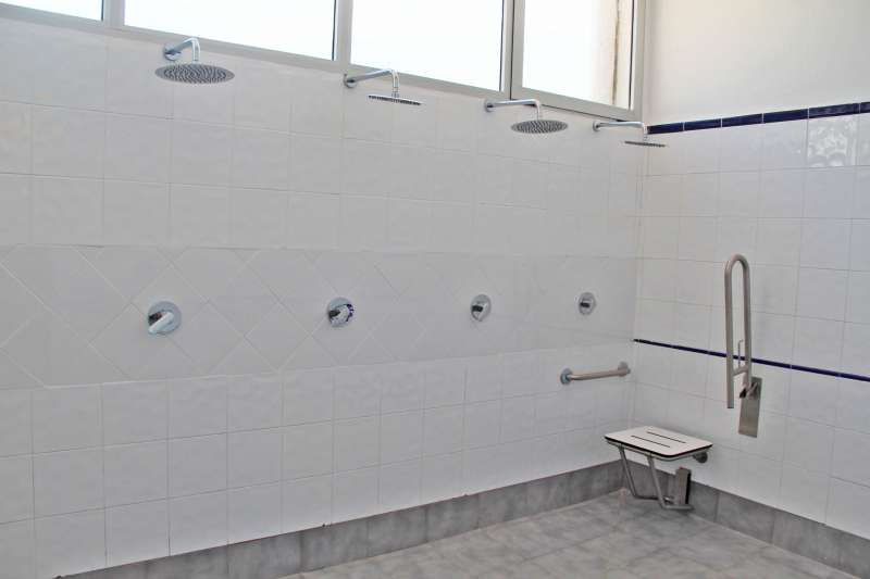 Nuevas duchas adaptadas a personas con movilidad reducida en la psicina de veranod e Benaguasil. /EPDA