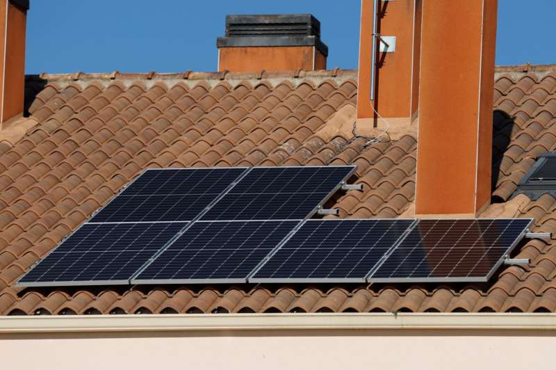 Placas solares en el tejado de una vivienda en una imagen de archivo. EPDA