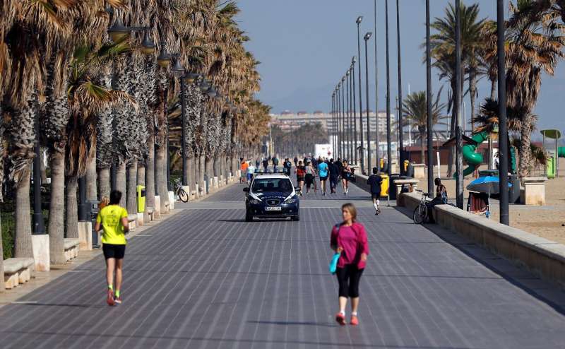 Un vehculo de la Polica Nacional patrulla por el paseo martimo de Valncia. EFEManuel BruqueArchivo
