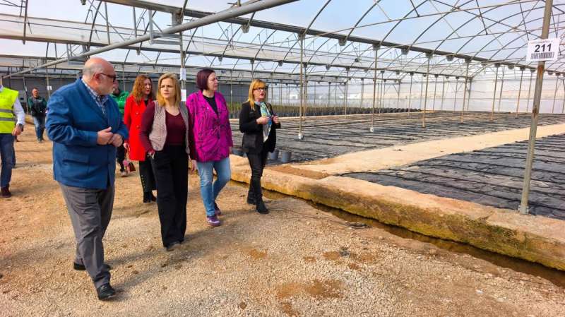 Imagen de la visita de la delegada del Gobierno, Pilar Bernab�, facilitada por la Delegaci�n.
