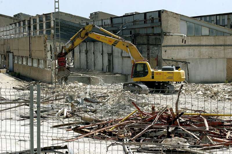 Una mquina trabaja en la demolicin de unas instalaciones que tenan amianto. EFEMorellArchivo
