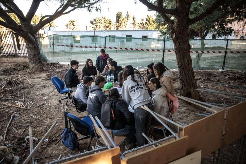 Alumnado, profesorado y familias del Instituto de Educacin Secundaria (IES) Berenguer Dalmau de Catarroja se han concentrado este lunes ante este centro educativo, afectado por la DANA, para exigir a la conselleria que d soluciones para los estudiantes, que mantienen las clases telemticas o en otros centros. EFEBiel Alio