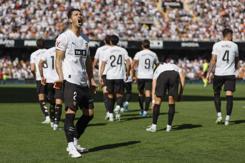 El centrocampista del Valencia Guido Rodr�guez celebra tras marcar el 1-0 durante el partido de la jornada 30 de LaLiga EA Sports entre Valencia CF y Celta de Vigo, este domingo en el estadio de Mestalla, en Valencia. EFE Ana Escobar
