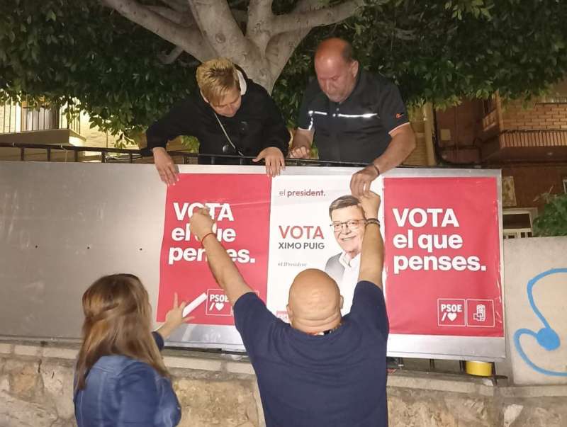 El PSPV de Gilet colgando las pancartas para las elecciones municipales y autonómicas del 28M. / EPDA