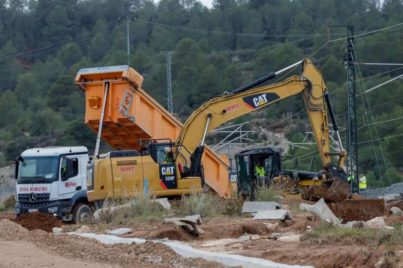 Operarios trabajan en las vas de AVE a su paso por Chiva tras la DANA que asolado el sureste espaol y ha causado ms de un centenar de muertos, este jueves. EFEKai Frsterling