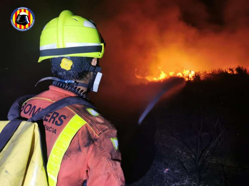 Labores de extinción durante la noche del incendio forestal de Rafelguaraf. EFE/Consorcio de Bomberos de Valencia
