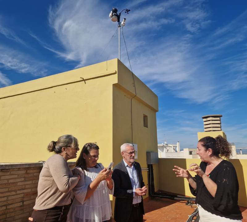 Lalcalde, Miguel Chavarra, i la regidora de Participaci, Mbel Redondo,visiten lestaci. EPDA