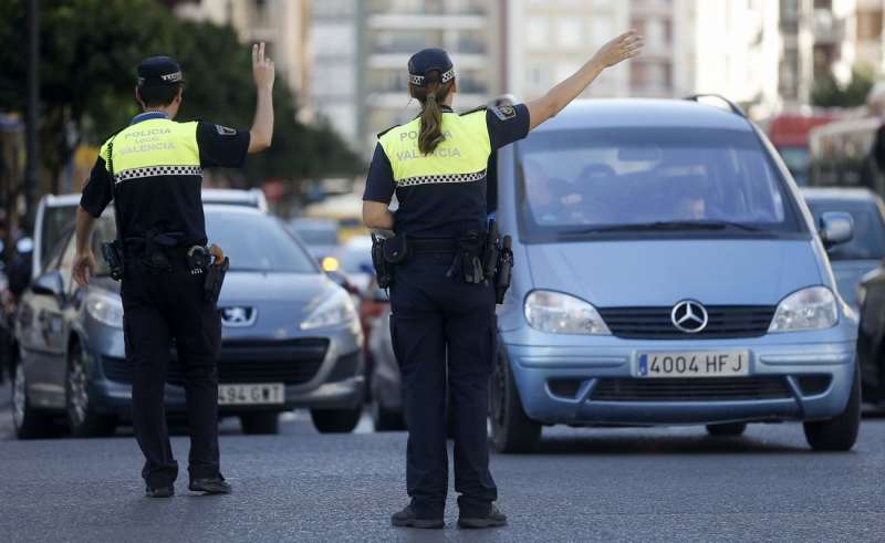 Dos agentes de la Policía Local regulan el tráfico en el centro de València. EFE/Kai Forsterling
