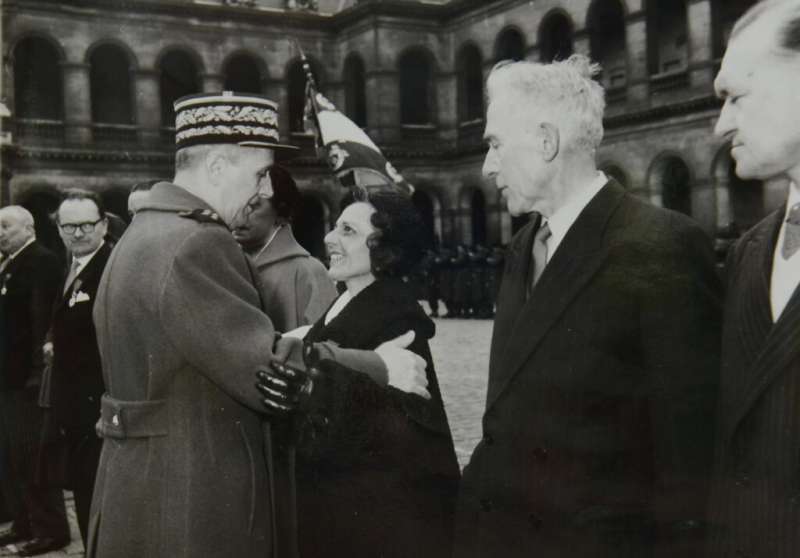 El general de Gaulle saluda a Virtudes Cuevas en un acte oficial. / Foto: Fons Virtudes Cuevas El general de Gaulle saluda a Virtudes Cuevas en un acte oficial. / Foto: Fons Virtudes Cuevas