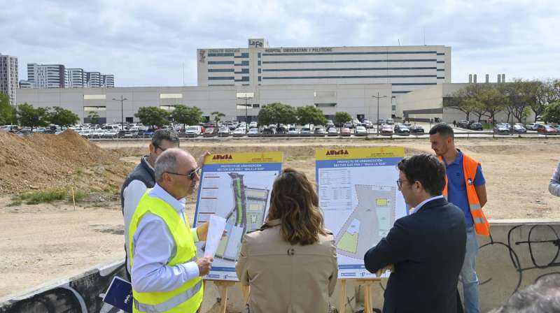 Imagen cedida por el Ayuntamiento de Val�ncia de la alcaldesa, Mar�a Jos� Catal�, tras visitar las obras del Sector Sur PRR-7 de Malilla Sur.
