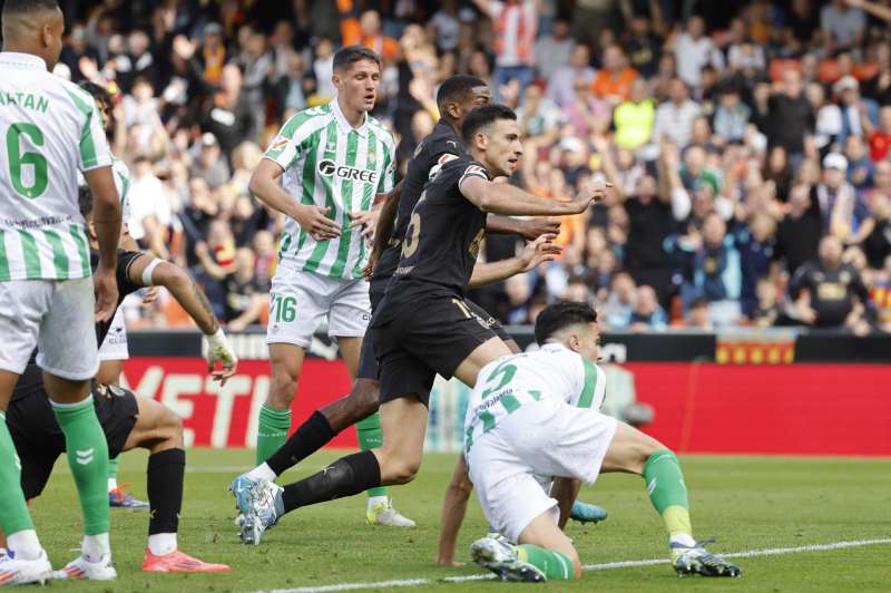 Csar Trrega (c), del Valencia, supera la defensa del Real Betis para marcar el 1-0, durante el partido de la jornada 14 de Liga disputado este sbado en el estadio de Mestalla. EFEAna Escobar
