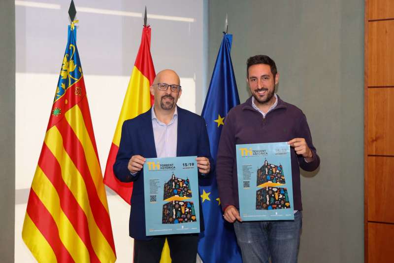 El concejal de Cultura, Aitor Sánchez, y el director de Torrent Històrica, Santiago Alvárez, presentan la quinta edición. EPDA